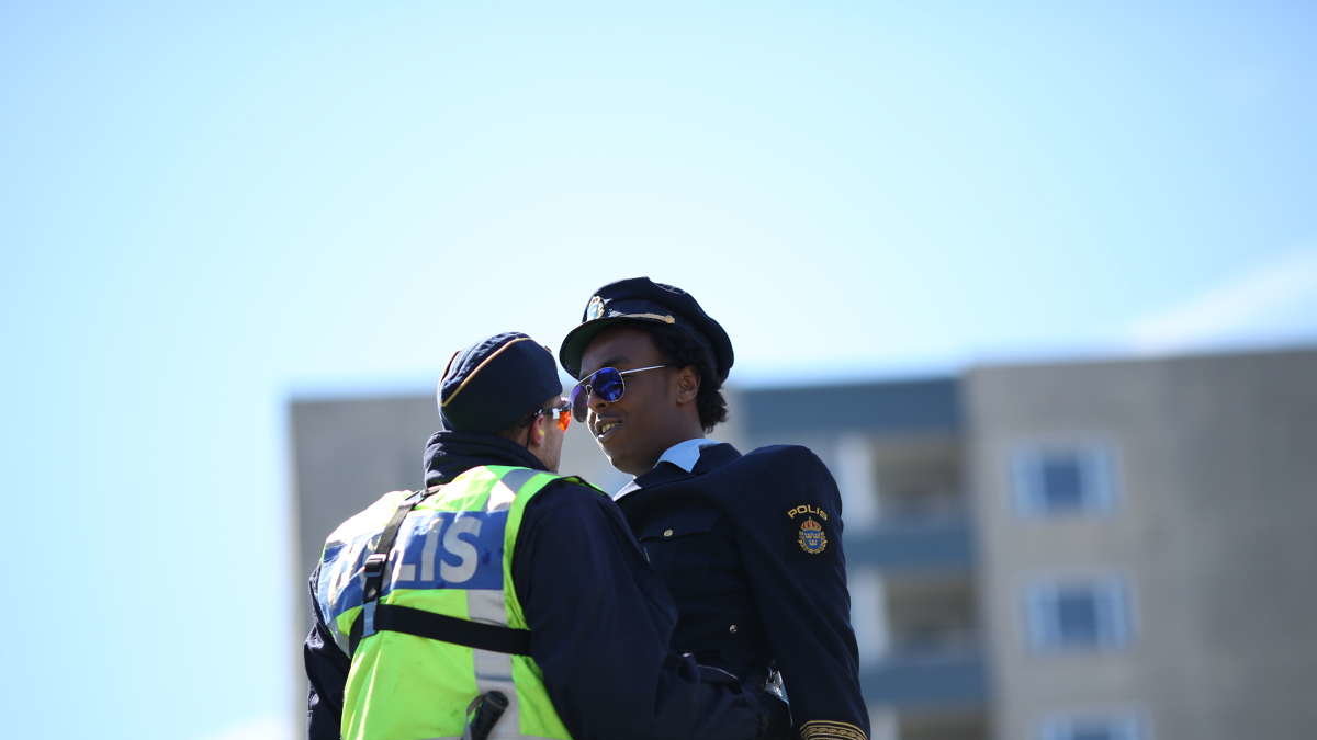Polisen kramar en motdemonstrant. 